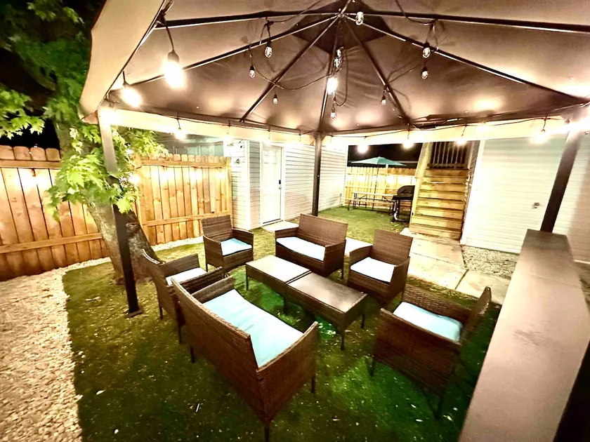 Oak Park 3000 sq ft sleep 16 Birthday Anniversary - Image 1