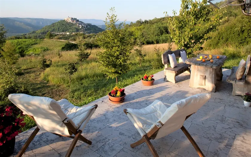 RODELO ROMÁNTICO DE CASA CON VISTA EXTRAORDINARIA - Image 1