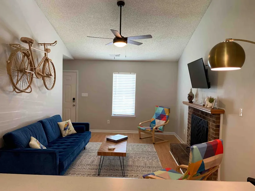 Fun 2 Bed/2 Bath Duplex.Private Yard*Dogs Allowed - Image 1
