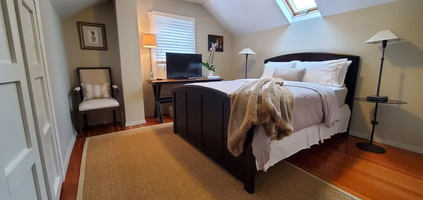 Charming Loft near Children's Hospital & U-Village - Image 1