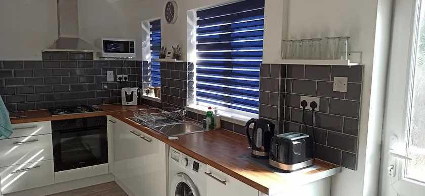 Broxtowe house -3 bed House parking Nottingham - Image 1