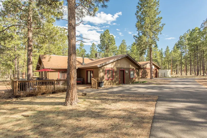 Hindmans Hideaway on 10 acres - Image 1