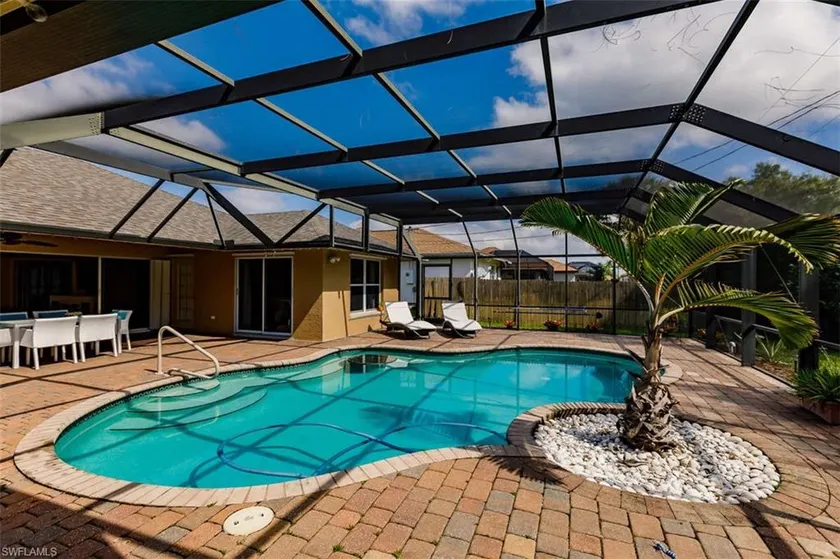 Tiki Pool House | 10 Min to Beach | Sleeps 14 - Image 1