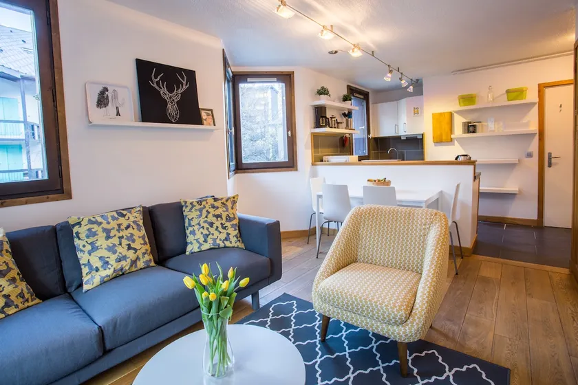 Stylish 2-bed in pedestrianised square + parking - Image 1