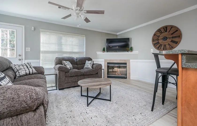 Modern Town Home on Quiet Block - Image 1