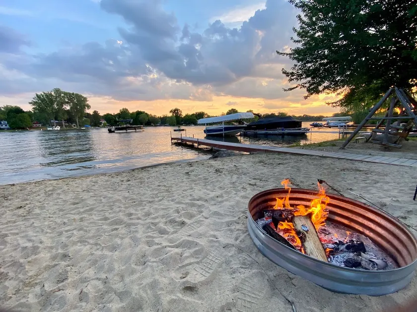 Relax and unwind Lakefront on beautiful Clear Lake - Image 1