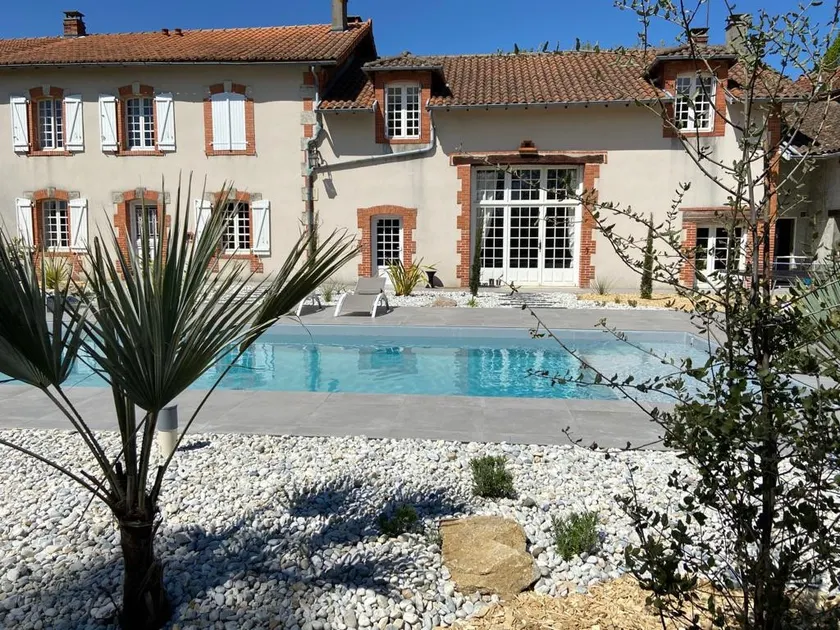 Beautiful family home – Heated pool & spa - Image 1