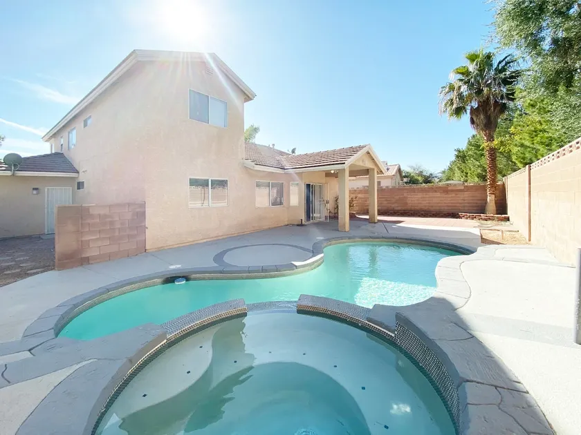 Elegant 5 Bed Home with Cozy Pool! - Image 1