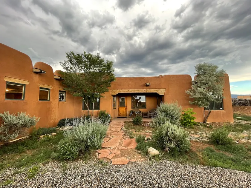 Spacious 3 bedroom home with 360 views & hot tub - Image 1