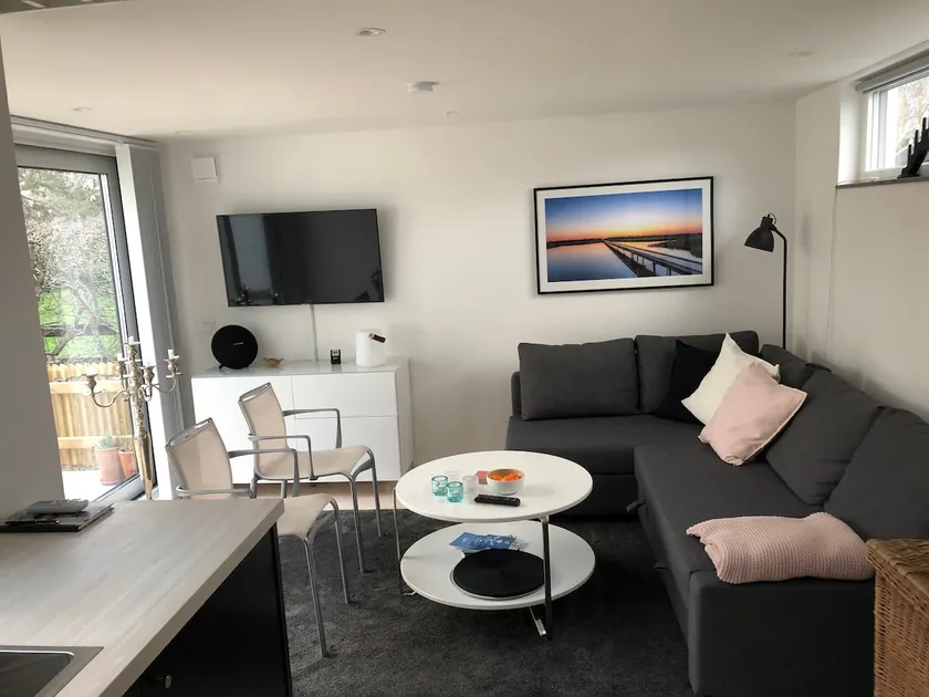 Bright, modern, small guest house - Image 1
