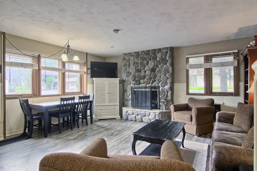 Pet Friendly Winter Lodge, sleeps 12, SuperHost - Image 1