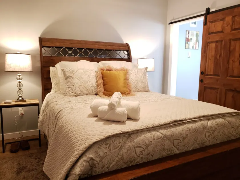 Brand New Vintage Guest House 5 Mins From Downtown - Image 1