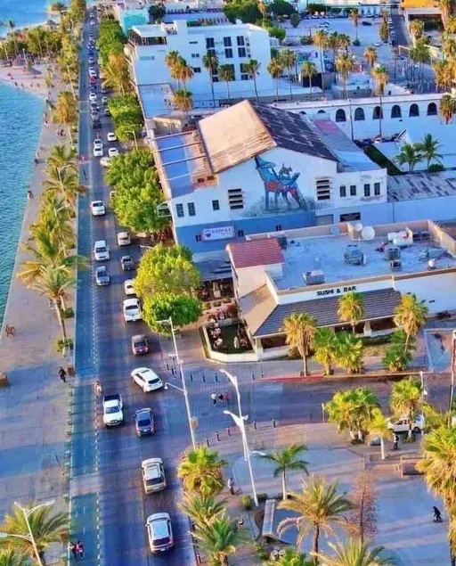 Apartment one block from the beach and esplanade - Image 1