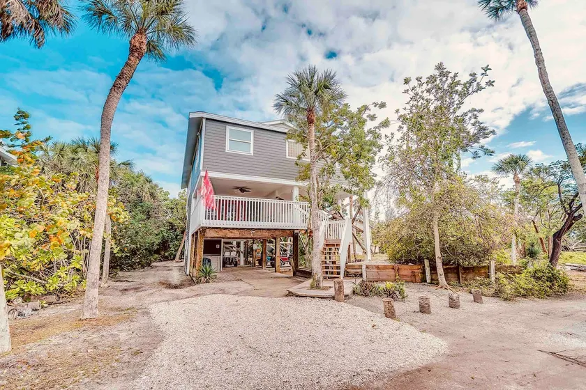 BAREFOOT HIDEAWAY , walk to beach, pool/golf cart - Image 1