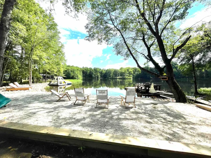 Lakefront w/private beach, dock, canoe, paddelbrd - Image 1