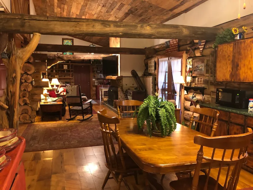 Rustic Log Cabin on Powell River & Adventures🚣🏽‍♀️🎣 - Image 1