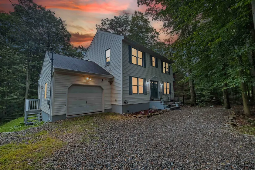 Pocono getaway w/ Hot Tub, Game room, & Theater - Image 1