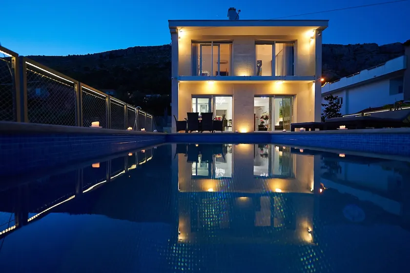 Villa Maranata-5 stars-pool-spa-gym-free parking-privacy - Image 1