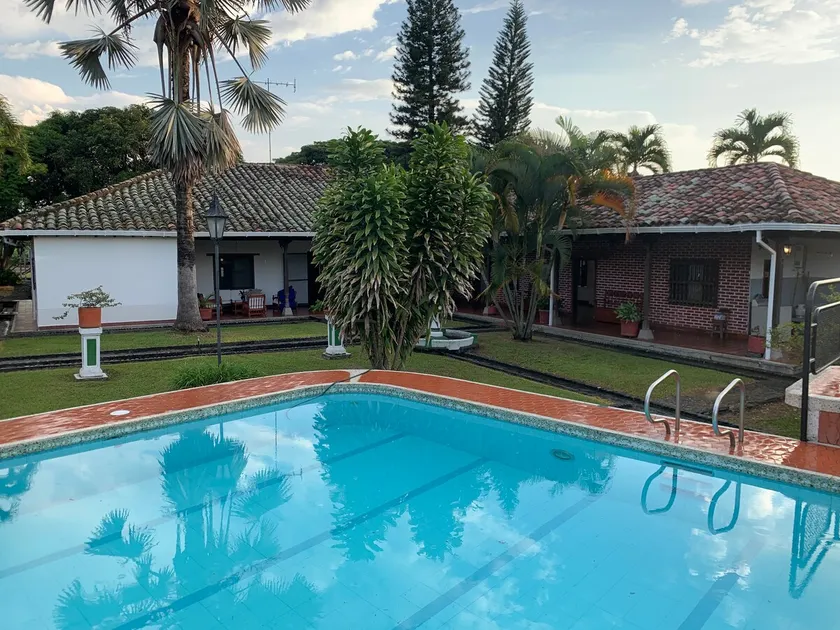 Beautiful and quiet estate with a pool - Image 1