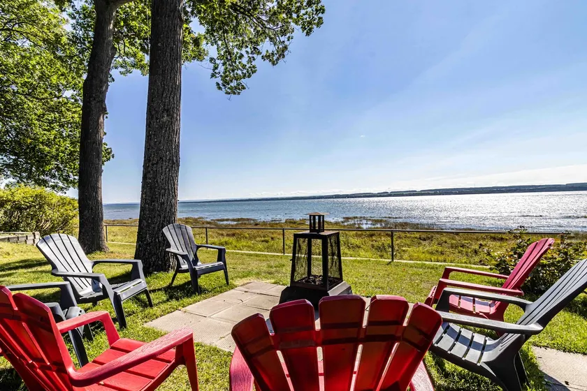 Beautiful House – Panoramic View of the River - Image 1