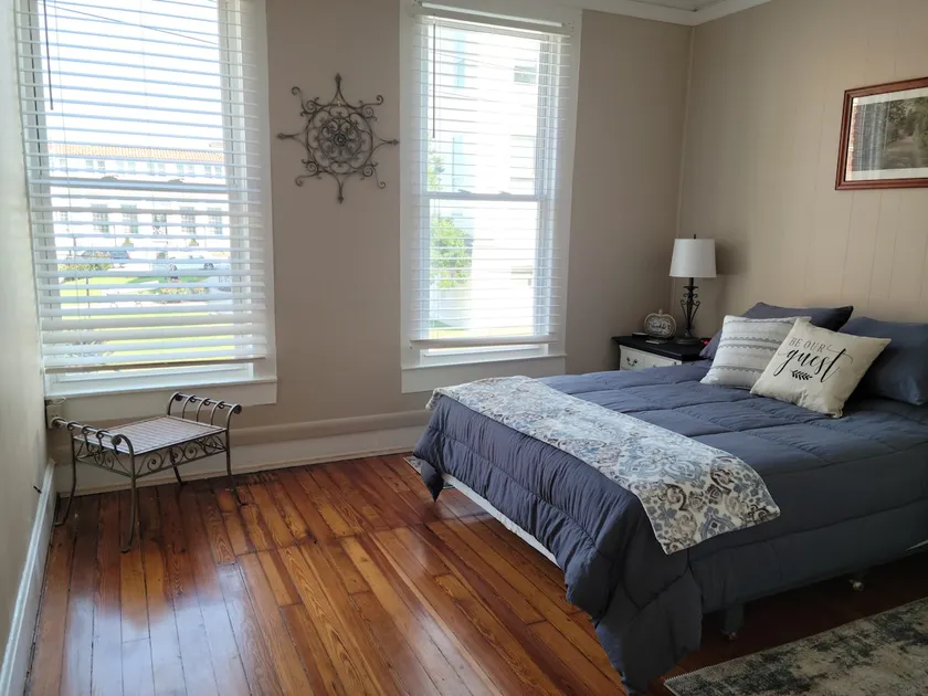The Carriage Inn - 1-bdrm apt in historic downtown - Image 1