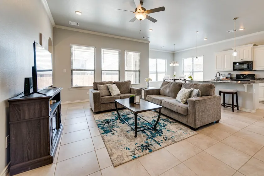 Modern 3 bedroom 2 bath home, with 2 car garage. - Image 1
