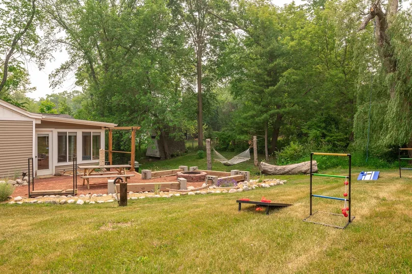 Creekside Cabin Near Lake - Image 1