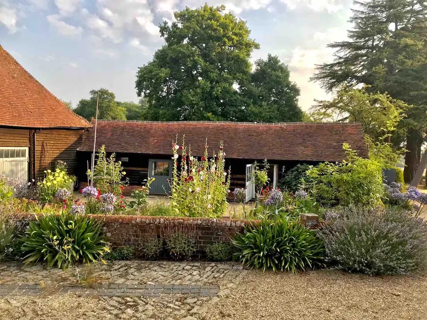 Grayswood Cowshed in stunning Grounds - Image 1