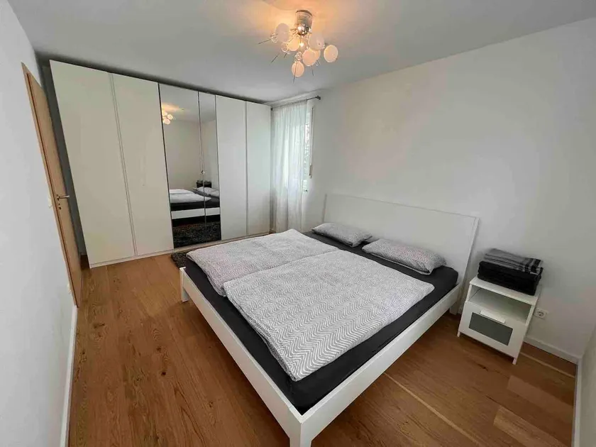 Beautiful & bright 3-room apartment with underground parking & balcony - Image 1