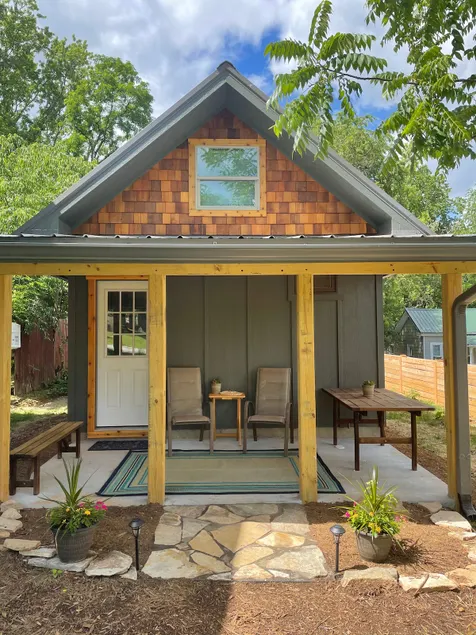 Cozy Cottage. Convenient Location. Fenced yard. - Image 1