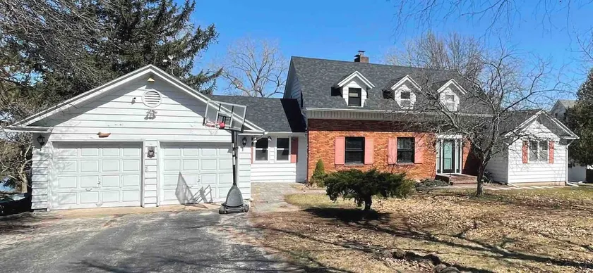 Lake front house on Lake Champlain - Image 1