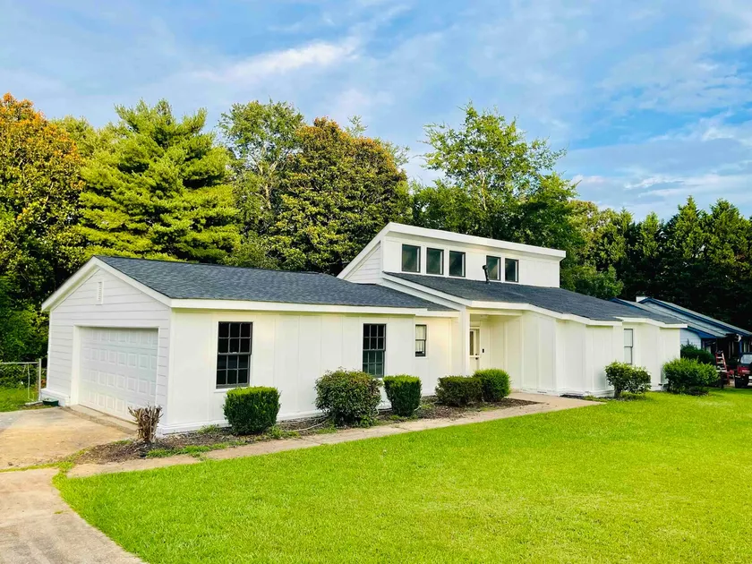 Entire Home, 3bd- 2bath. Check-out 12pm - Image 1