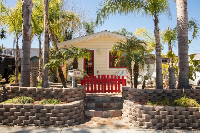 Classic Beach Bungalow- Walk to beach & Main Stree - Image 1