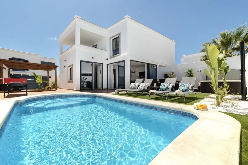 Villa Acacia. Heated Pool, Jacuzzi and A.C. - Image 1