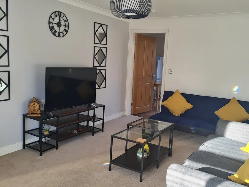 The Appleleaf_Cosy 3 Bed House_Free Parking - Image 1