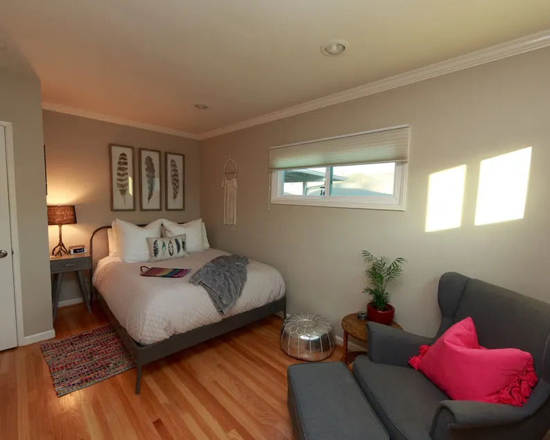 Clean & Cozy w/ Private Entrance for 1-2 Guests - Image 1