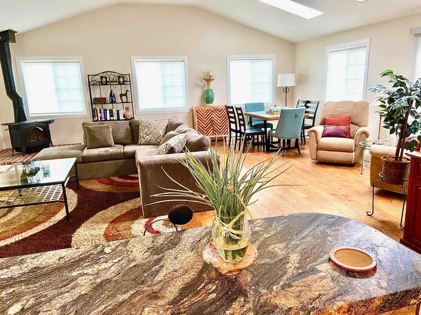 Charming Bright Spacious 3BR 2BT near South River - Image 1