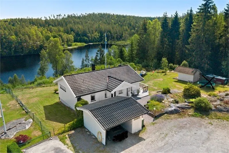 Cozy vacation home with beautiful lake views - Image 1
