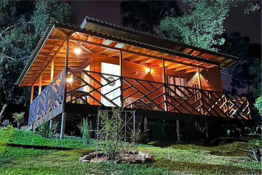 The entire cabin is a beautiful garden - Image 1