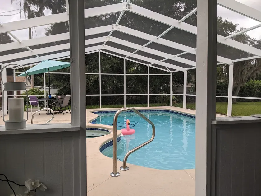 Pool, short drive to Flagler Ave and Canal St. - Image 1