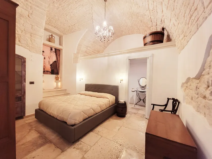 1700s STONE HOUSE + PATIO IN THE OLD TOWN. - Image 1