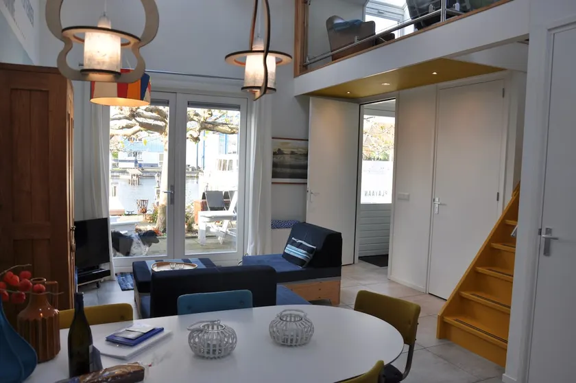 De Plataan, comfortable waterfront apartment - Image 1