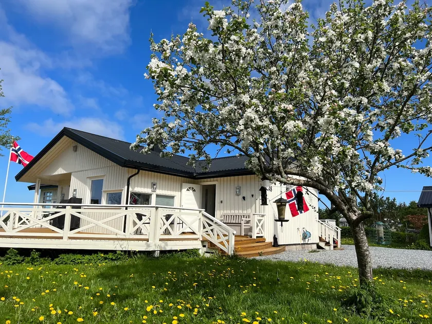 Large centrally located house with a lovely view - Image 1