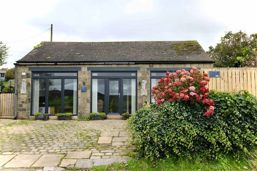 Farways Den - Image 1