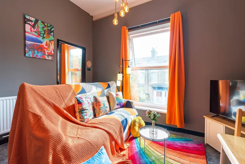 🌈Art-Filled Bohemian Apt🌈 Colourful🌈Praise Inn - Image 1