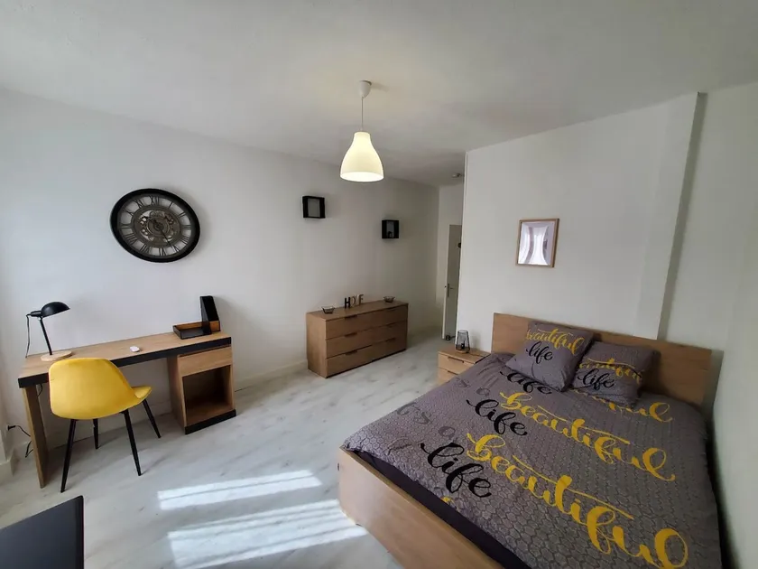 fully-equipped yellow studio – wifi – self check-in - Image 1