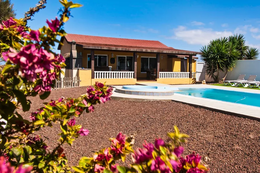Ideel villa til afslapning, med pool og jacuzzi, god udsigt over bjergene - Image 1