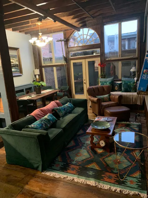 Downtown Unique Rustic Chic Getaway, Sleep up to 4 - Image 1