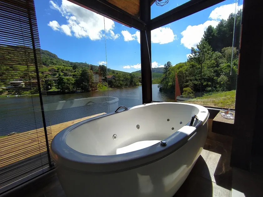 Magnolia Chalet with Jacuzzi and lake view - Image 1