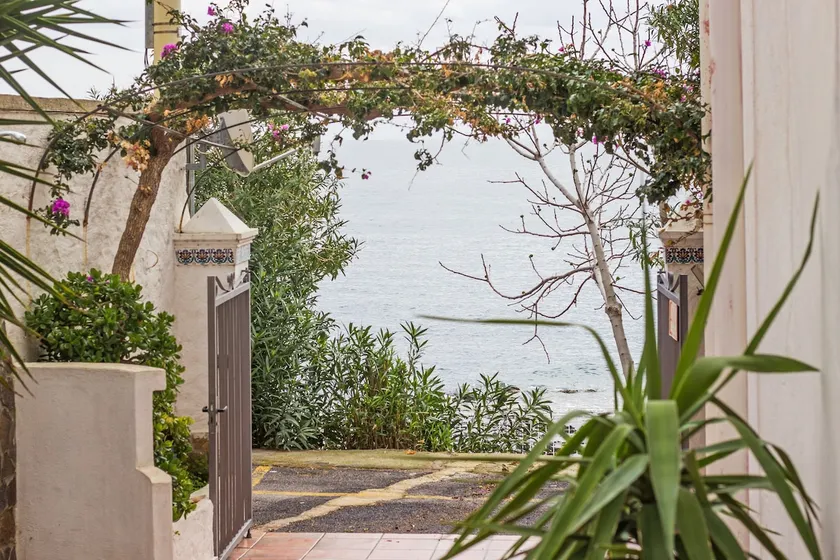 SAPORE DI MARE APARTMENT WITH COURTYARD OVERLOOKING THE SEA - Image 1